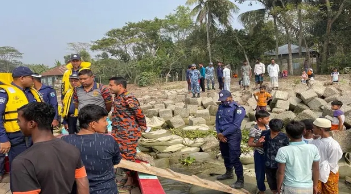 চাঁদপুরে ফেরির ধাক্কায় নৌকাডুবি, জেলে নিখোঁজ 